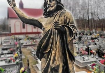 WARTO WIEDZIEĆ… figura Chrystusa Zmartwychwstałego na cmentarzu