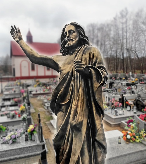 WARTO WIEDZIEĆ… figura Chrystusa Zmartwychwstałego na cmentarzu